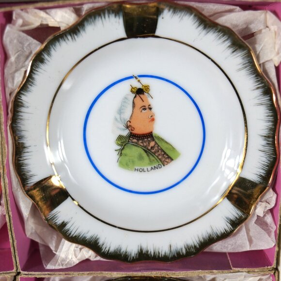 Vintage Holland Ashtray Set Traditional Dutch Costume Porcelain w/ Gold Trim - Picture 5 of 15